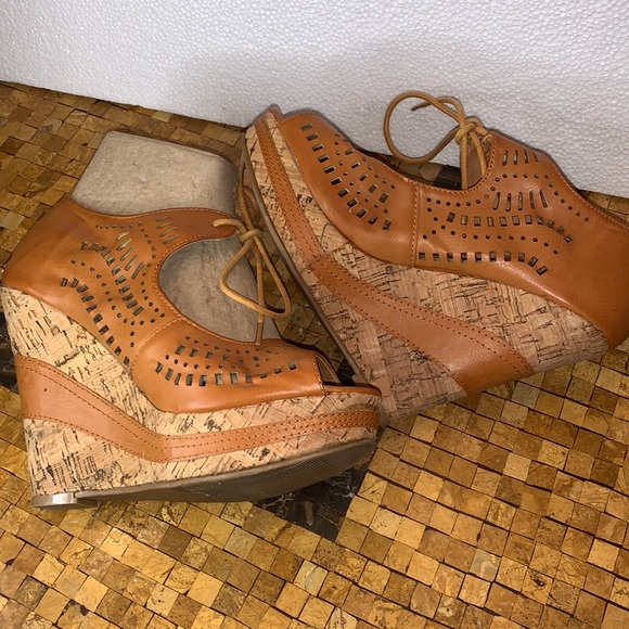Dots chesnut and cork peep toe wedges. Size 7. - Picture 6 of 7
